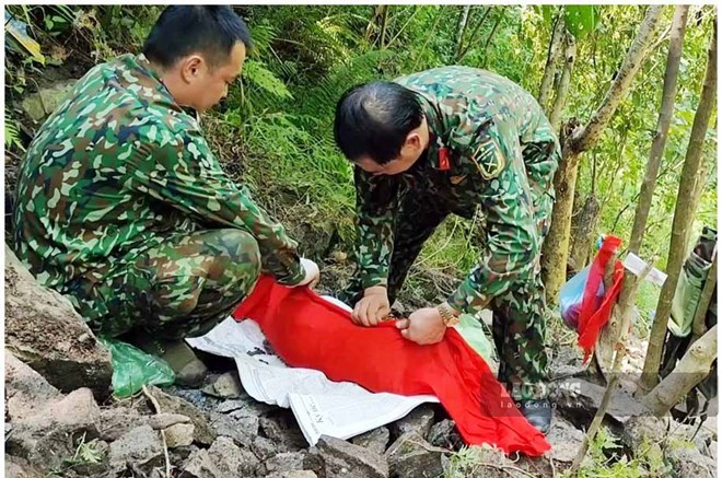 Trên những điểm cao của mặt trận Vị Xuyên năm xưa, những cán bộ chiến sĩ vẫn kiên trì, bền bỉ lật từng viên đá tìm kiếm, quy tập hài cốt liệt sĩ. Ảnh: Việt Bắc.