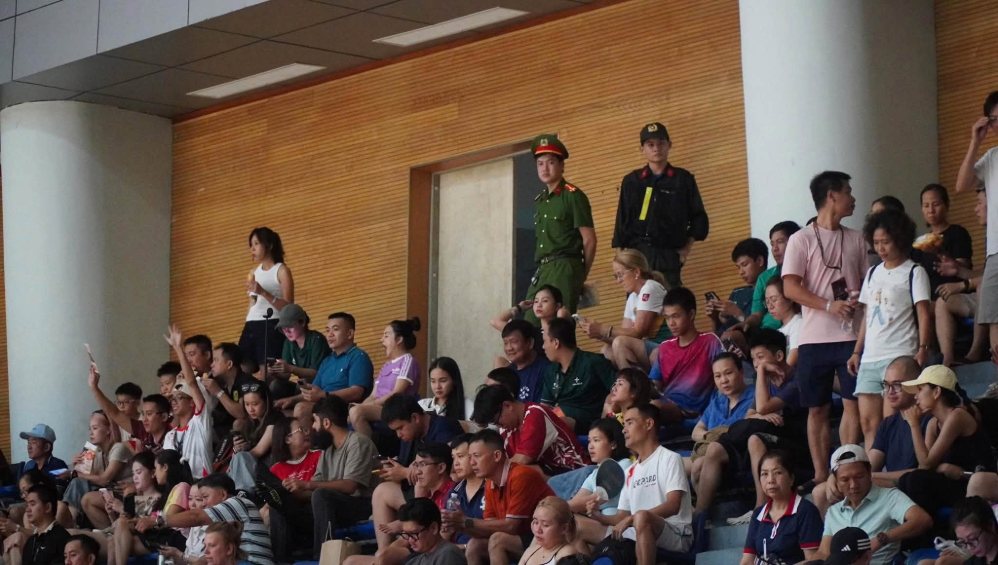 Lực lượng Công an làm nhiệm vụ tại khu vực vòng trong Cung Thể thao Tiên Sơn, bảo đảm an toàn cho người dân, vận động viên, khách mời. Ảnh: Công an TP Đà Nẵng