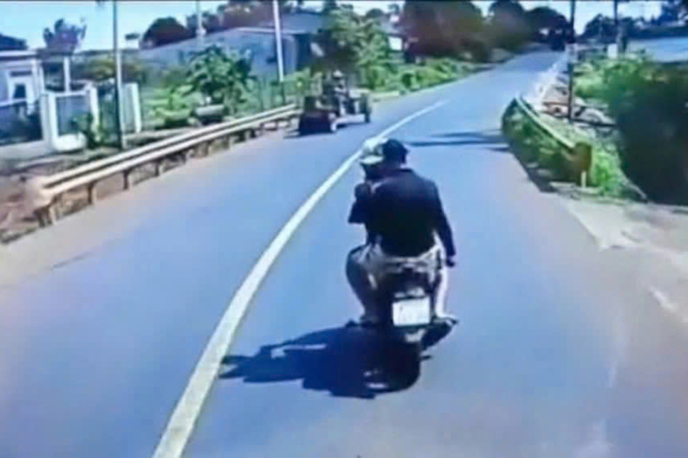 Hình ảnh 2 thanh niên điều khiển xe máy không đội mũ bảo hiểm, chặn đầu và thách thức tài xế xe tải trên Tỉnh lộ 665. Ảnh: Công an Gia Lai