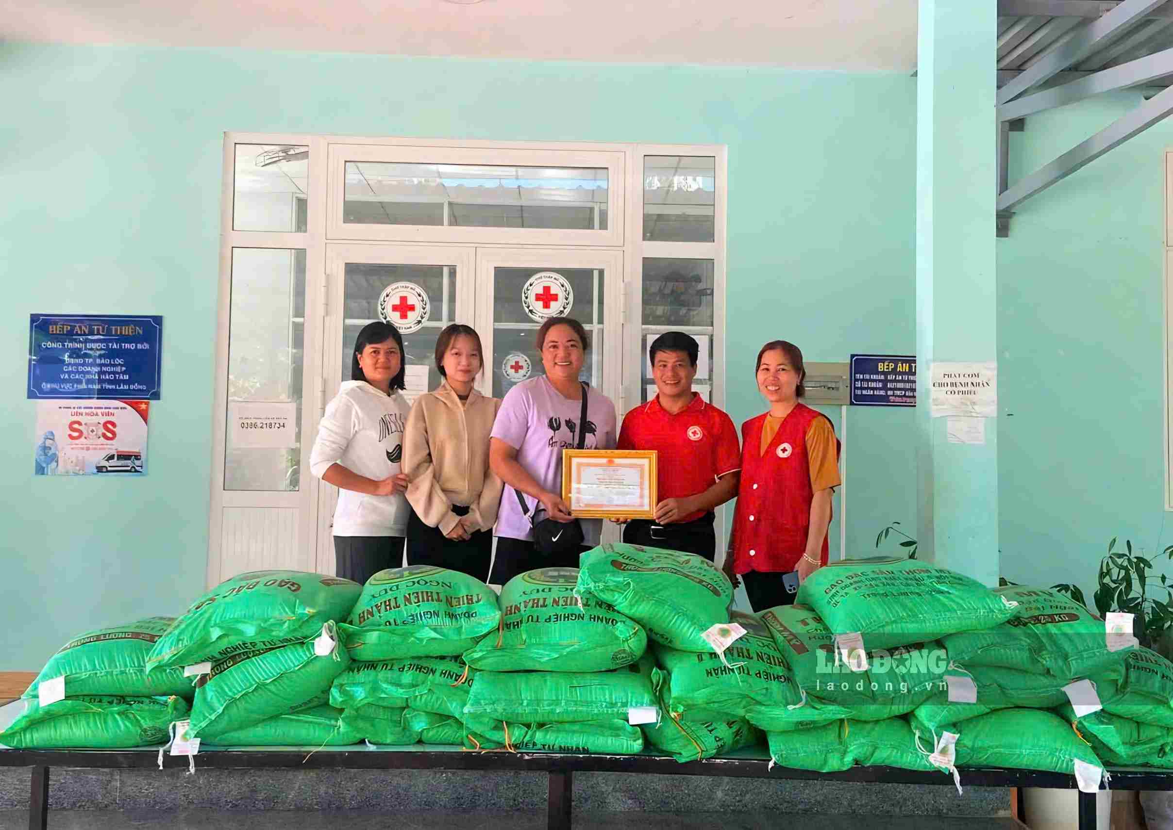 Hội Chữ thập đỏ phường B’Lao trao thư tri ân các nhà hảo tâm đồng hành cùng Bếp ăn Từ thiện. Ảnh: Phúc Khánh
