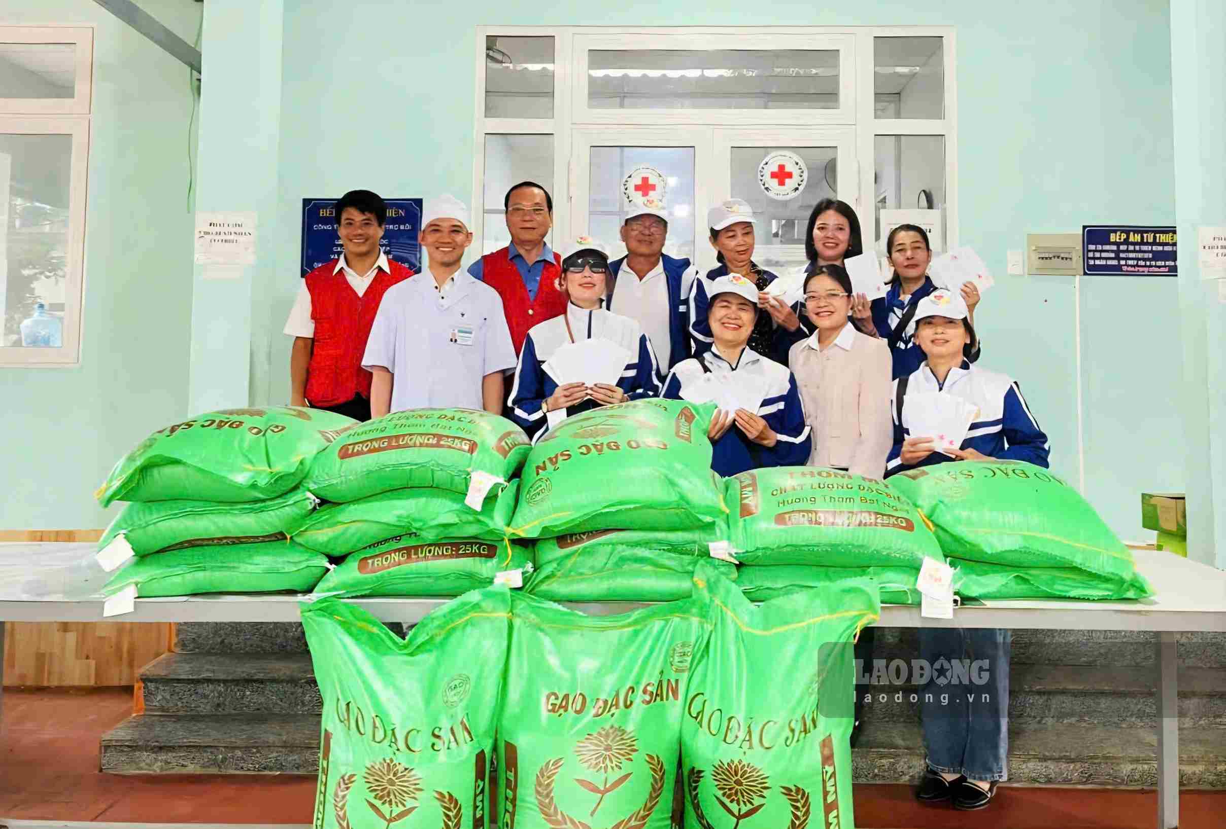 Các nhà hảo tâm, nhóm thiện nguyện trao tặng ngạo cho Bếp ăn từ thiện. Ảnh: Phúc Khánh