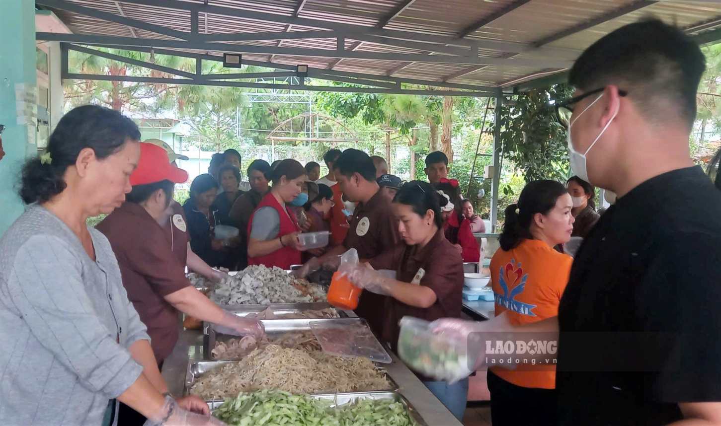 Suốt hơn 20 năm qua, Bếp ăn Từ thiện luôn đỏ lửa, đồng hành cùng bệnh nhân có hoàn cảnh khó khăn. Ảnh: Phúc Khánh