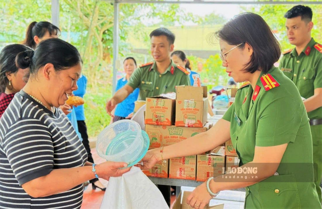 Công an phường B'Lao hỗ trợ Bếp ăn phát cháo cho bệnh nhân có hoàn cảnh khó khăn. Ảnh: Phúc Khánh