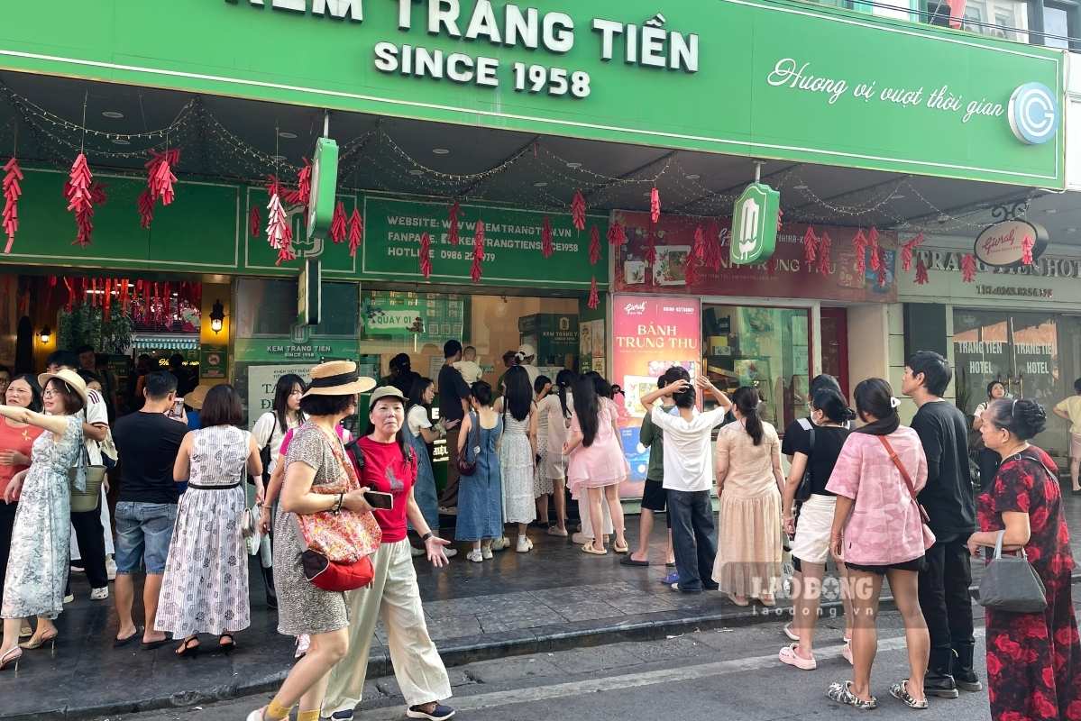 Les habitants font la queue pour acheter les dernières glaces au numéro 35 Tràng Tiền. Photo: Thanh Bình