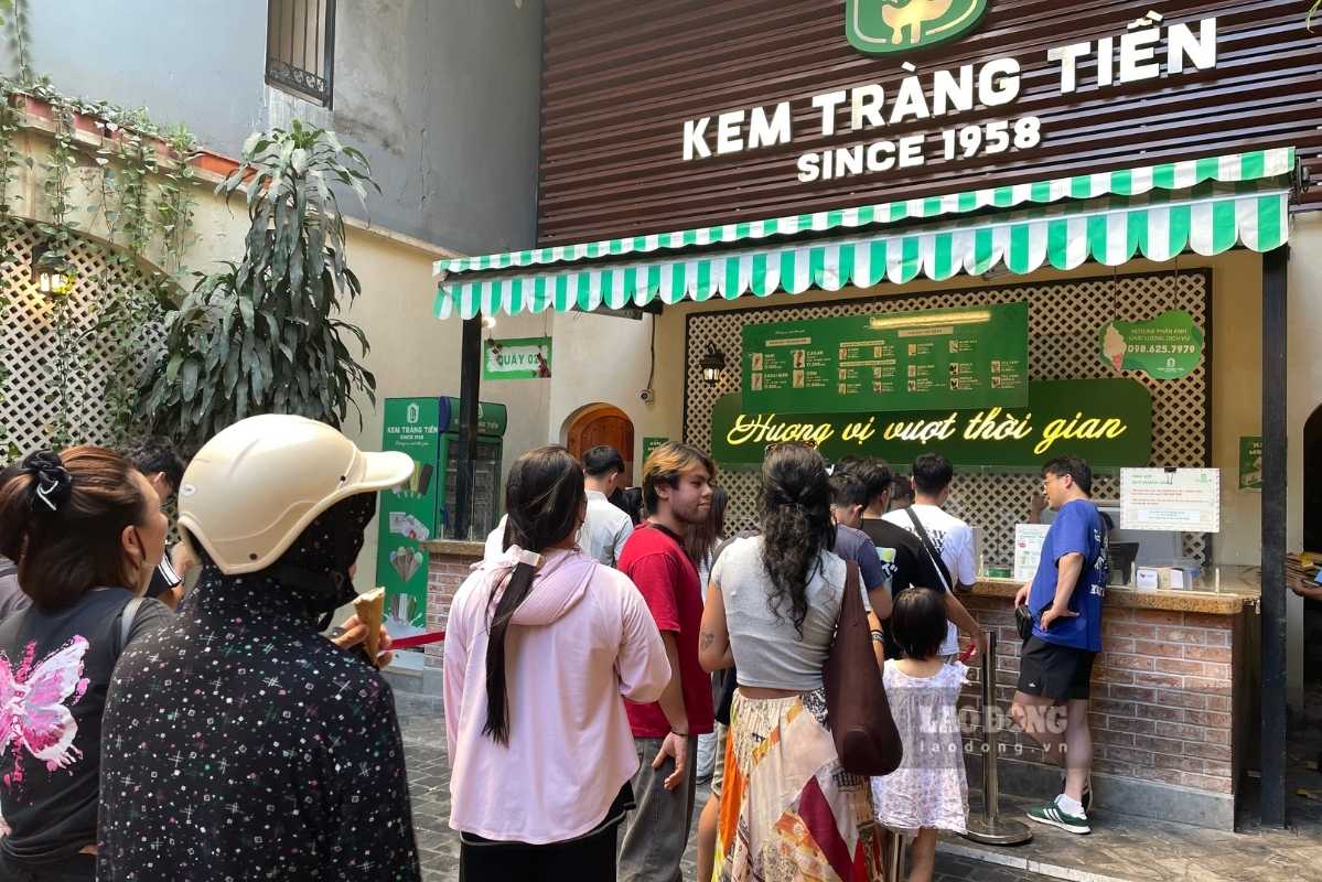 Hàng dài người dân và du khách xếp hàng, chờ được cầm trên tay những que kem Tràng Tiền chính hiệu. Ảnh: Thanh Bình