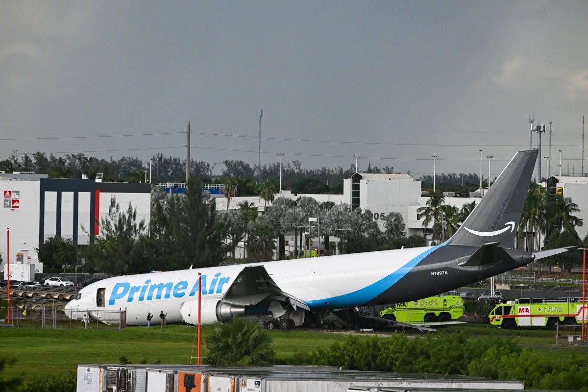 Amazon cargo plane skidded off the runway and crashed into vehicles at Miami International Airport, USA, September 6. Photo: AFP