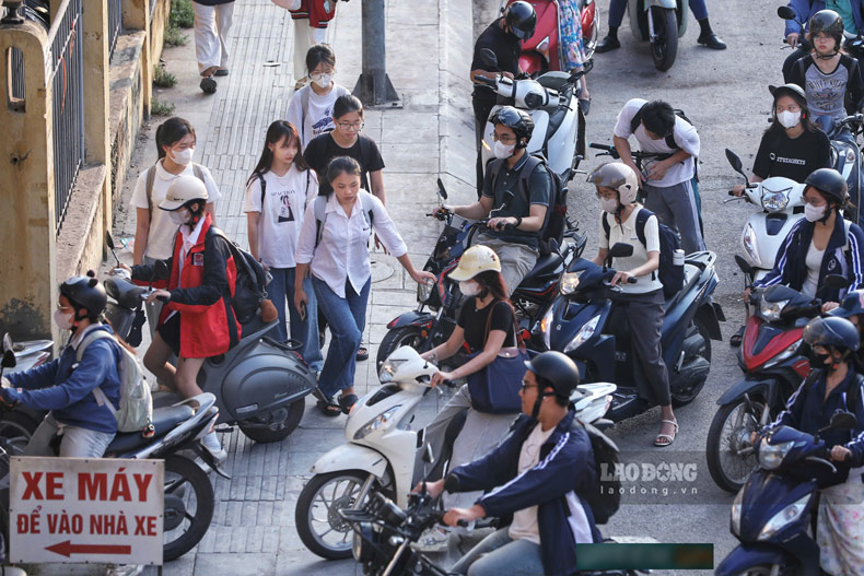 Hình ảnh sinh viên một trường đại học trên đường Nguyễn Trãi xếp hàng đi vào điểm gửi xe.