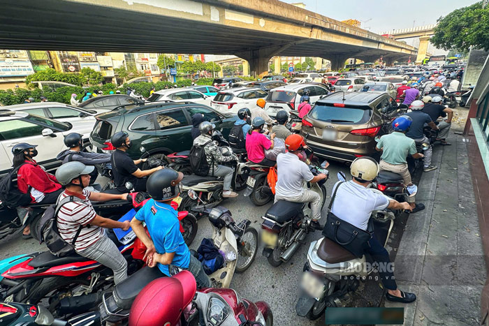 Hơn 7h20 trên đường Nguyễn Xiển hướng về Khuất Duy Tiến xảy ra ùn ứ kéo dài.
