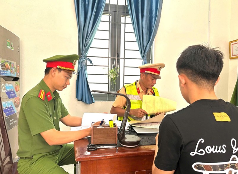 Functional forces of Dak Lak province summon and handle Handling teenagers in Dak Lak swerving, lying on the saddle driving motorbikes. Photo: Phu Yen Ward Police