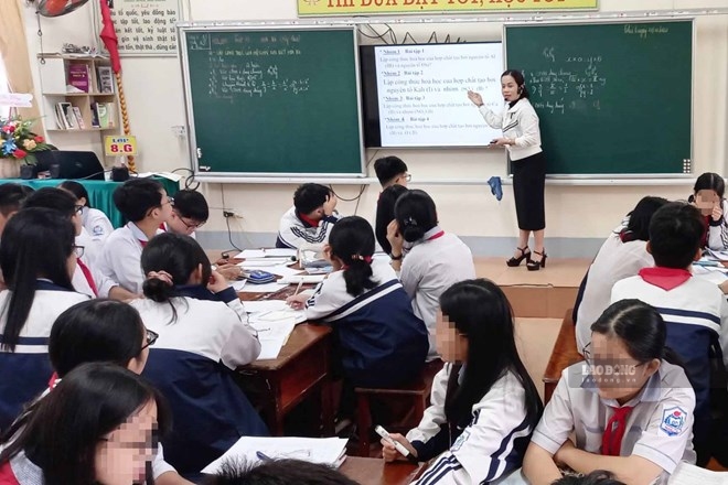 Parents and students in Ha Tinh do not have to write applications for tuition fee exemption or reduction. Photo: Tran Tuan