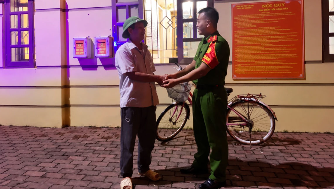 An elderly man lost nearly 100km and was supported by the police to be brought home. Photo: Lao Cai Police