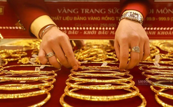 World gold prices continued to face pressure in the first session of the week, falling back to around the 4,400 USD/ounce mark. Photo: Phan Anh