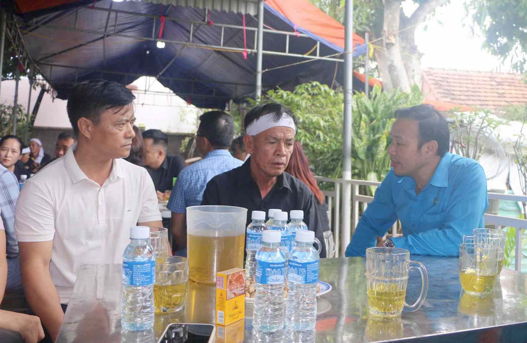 Nghe An Provincial Labor Federation visits and encourages families of union members in distress. Photo: Nghe An Trade Union