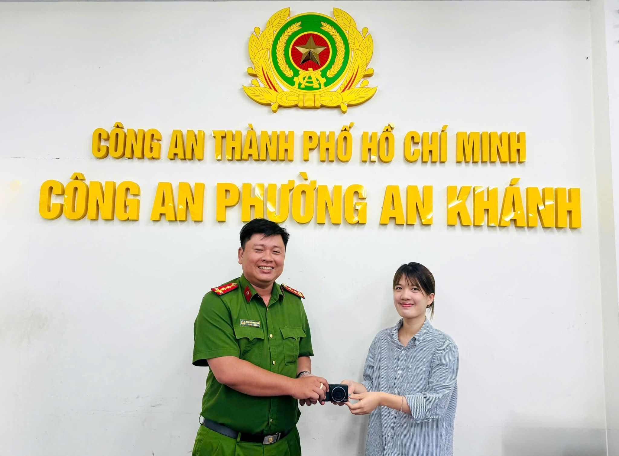 An Khanh Ward Police (HCMC) return the camera to a girl in Hanoi. Photo: An Khanh Ward Police