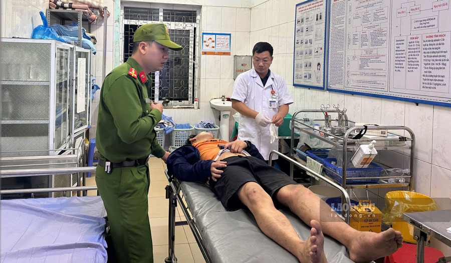 Lực lượng công an kịp thời đưa nạn nhân đến bệnh viện cấp cứu. Ảnh: Quỳnh Trang