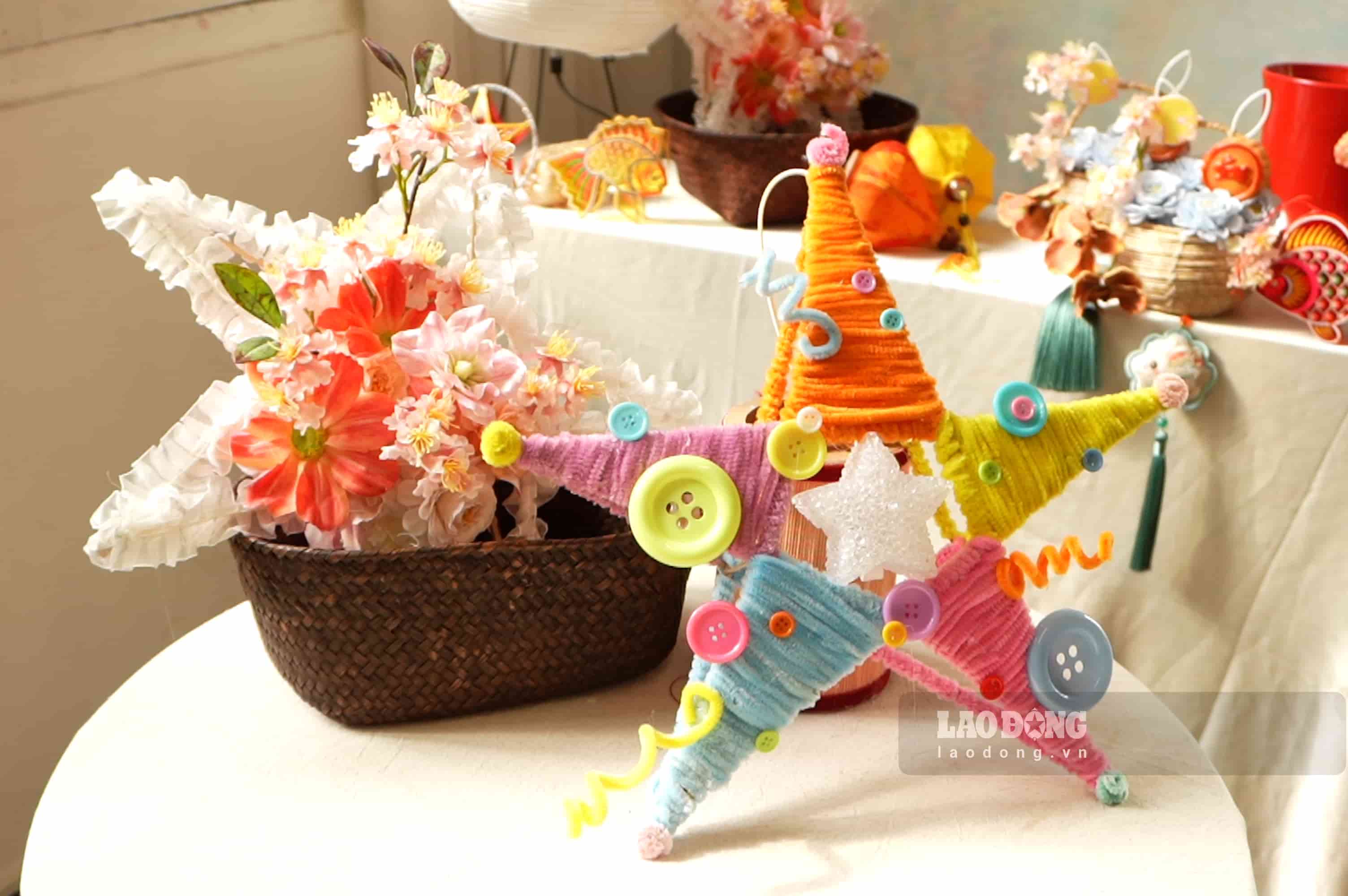 Lồng đèn kết hợp kẽm, nhung và các chi tiết trang trí mang hình ảnh đặc trưng của Trung thu. Ảnh: Huyền Anh