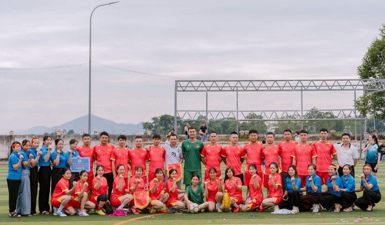 The men's and women's football tournament for union members and workers of Alena Vietnam Shoe Company attracted nearly 200 players to participate. Photo: Thanh Hoa Trade Union