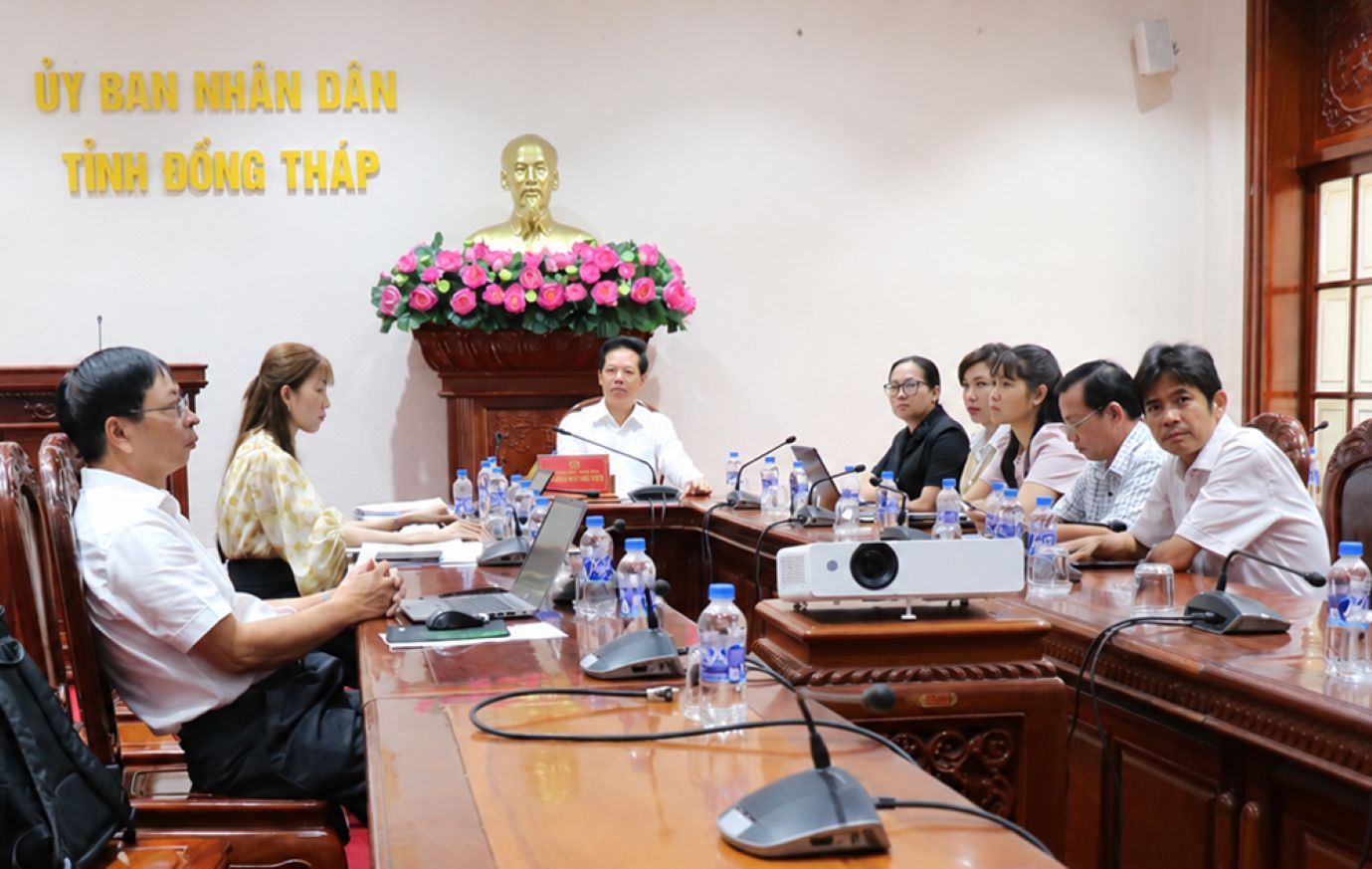 Cận cảnh cuộc họp tại Văn phòng UBND tỉnh Đồng Tháp theo hình thức phòng họp không giấy thông minh. Ảnh: Cổng thông tin điện tử tỉnh Đồng Tháp