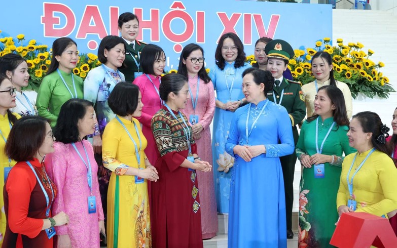 Miembro del Comité Central del Partido, Vicepresidenta del Comité Central del Frente de la Patria de Vietnam, Presidenta de la Unión de Mujeres de Vietnam Le Thi Thuy (tercera desde la derecha, primera fila) intercambia opiniones con los delegados al margen del XIV Congreso Nacional de Mujeres. Foto: Thu Ha/ Unión de Mujeres de Vietnam
