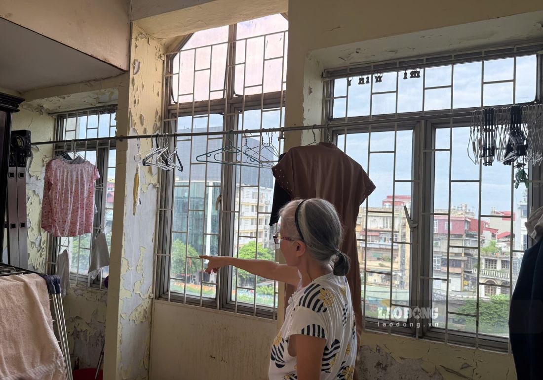 Căn hộ của bà Trương Thị Thúy xuất hiện nhiều dấu hiệu xuống cấp. Ảnh: Như Hạ