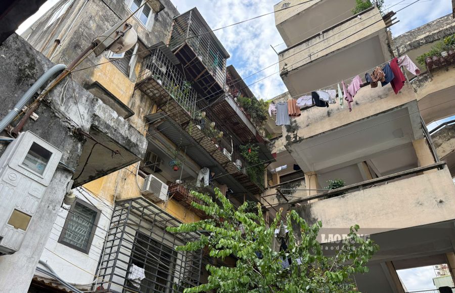 Recorded on September 6, the 15C Tran Khanh Du apartment complex showed signs of degradation after many years of use. Photo: Song Anh
