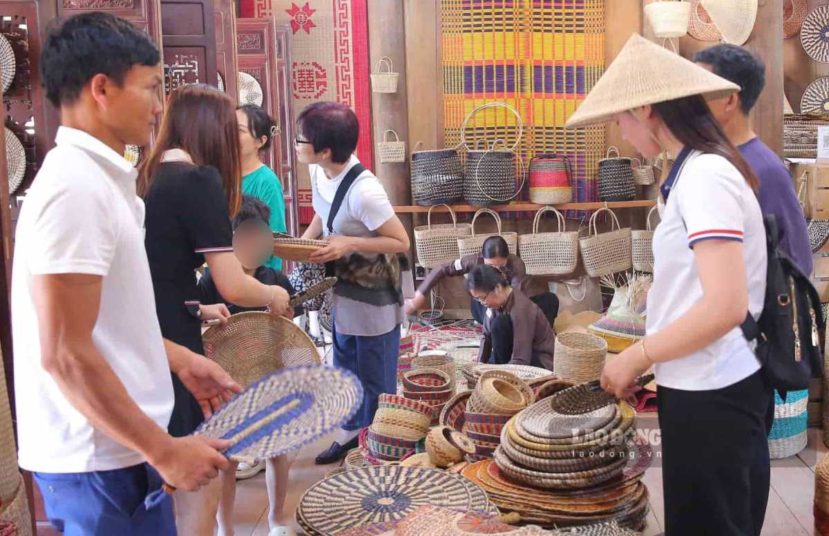 Tourists visit the production process of Kim Son sedge weaving handicrafts (Ninh Binh province). Photo: Nguyen Truong