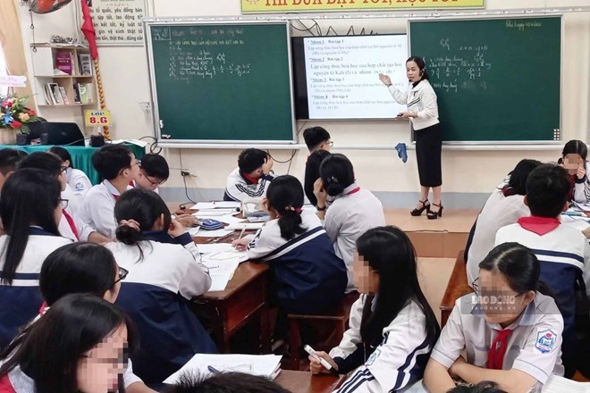 Parents and students in Ha Tinh do not have to write applications for tuition fee exemption or reduction. Photo: Tran Tuan