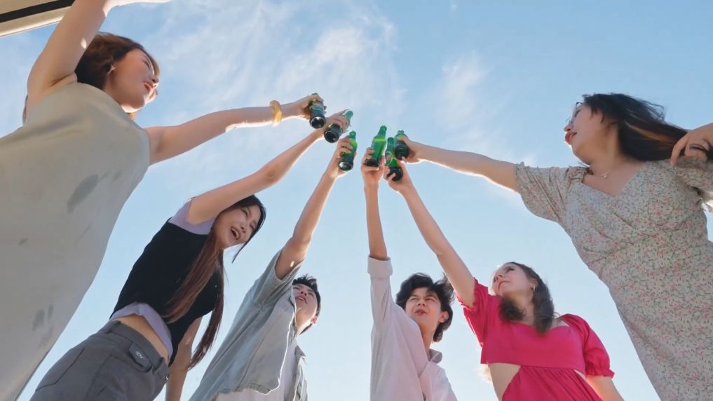 Sau khi tìm hiểu lịch sử sản xuất, khách tham quan trực tiếp thưởng thức đồ uống tại Bảo tàng Bia Thanh Đảo. Ảnh: Xinhua