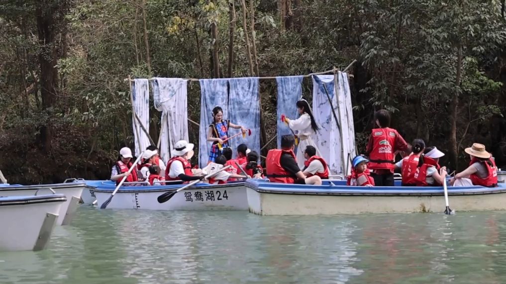 Tourists enjoy a real-scene tiên hiệp ballet performance combined with interactive puzzles at the Tiểu Thất Khổng scenic area, Lệ Ba district (Gui Chau, China). Photo: Xinhua