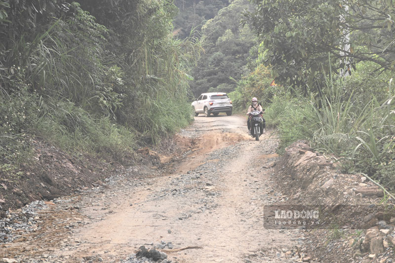 About 15 km of roads to highland villages in Bao Nhai, Lao Cai province are degraded and landslides, making it difficult for people to travel and transport agricultural products. Photo: Dinh Dai