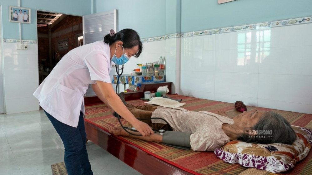 Elderly people receive free health check-ups right at their place of residence. Photo: Hoang Loc