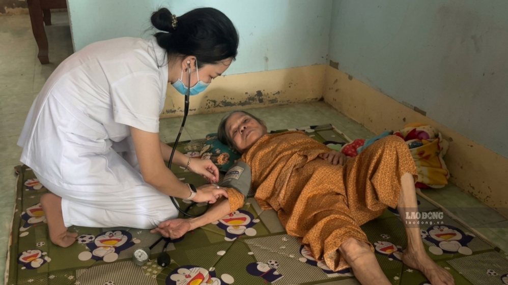 Hoạt động khám lưu động giúp người yếu thế không bị bỏ lại phía sau. Ảnh: Hoàng Lộc