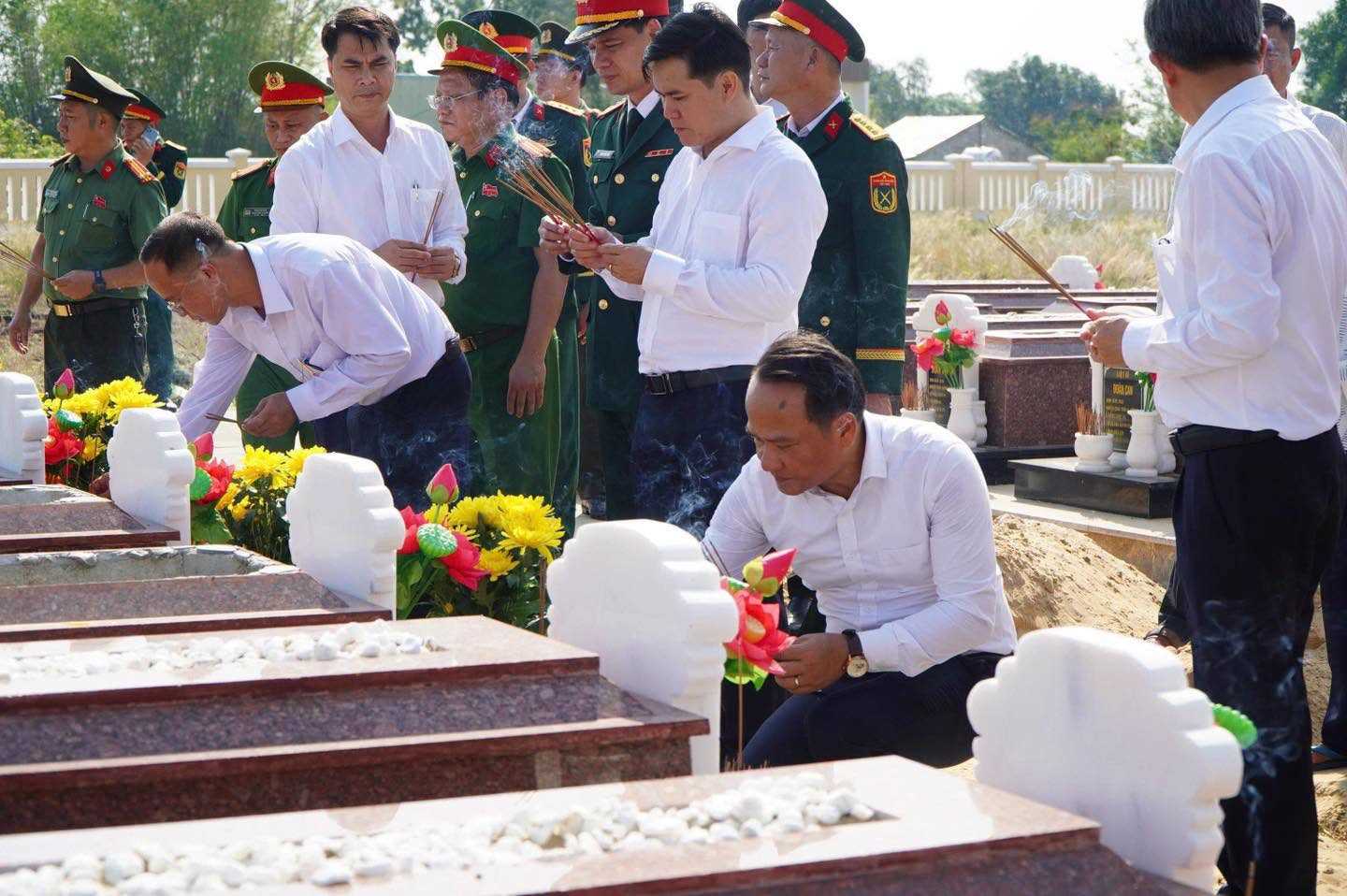 Deputy Secretary of the City Party Committee, Chairman of the Vietnam Fatherland Front Committee of the city Nguyen Dinh Vinh attends the memorial service and burial of 4 martyrs' remains in Dien Ban Dong ward. Photo: Vietnam Fatherland Front Da Nang