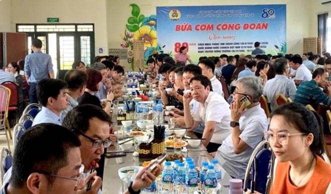 Đoàn viên, người lao động tham dự bữa cơm công đoàn do công đoàn trực thuộc Công đoàn Giáo dục Việt Nam tổ chức. Ảnh: CĐ Giáo dục Việt Nam