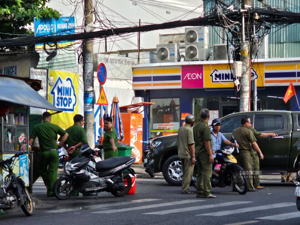 Công an phong tỏa hiện trường vụ cháy. Ảnh: Anh Tú