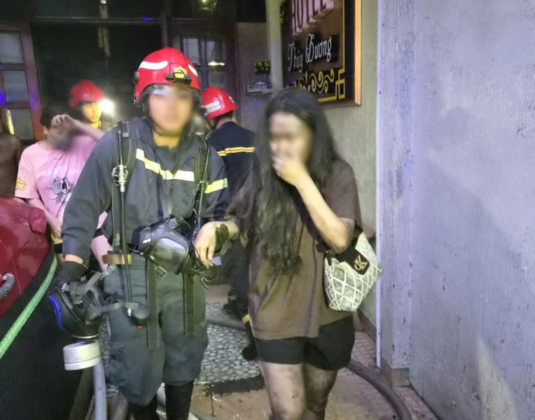 Firefighters use ladder trucks, approaching many directions to rescue 26 people at Thuy Duong hotel. Photo: PC07 provided