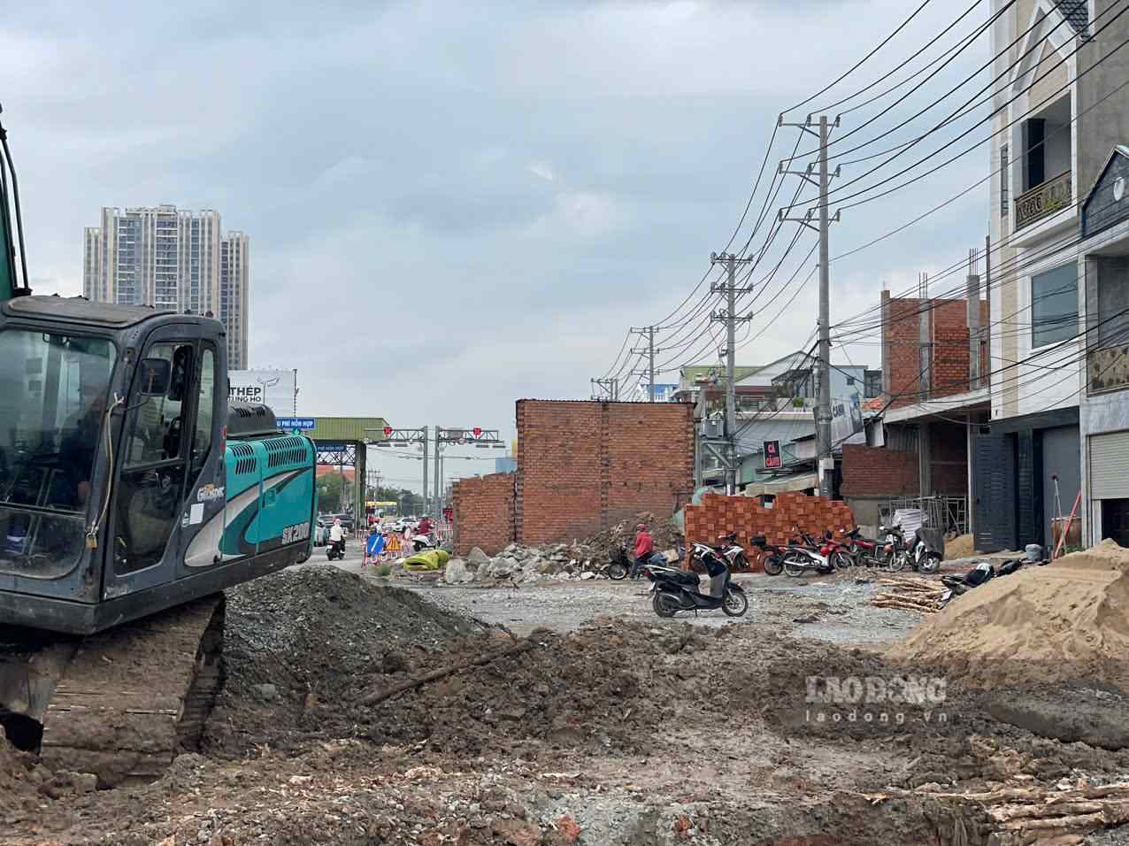 Chưa giải phóng mặt bằng xong, gây ảnh hưởng đến tiến độ dự án. Ảnh: Đình Trọng