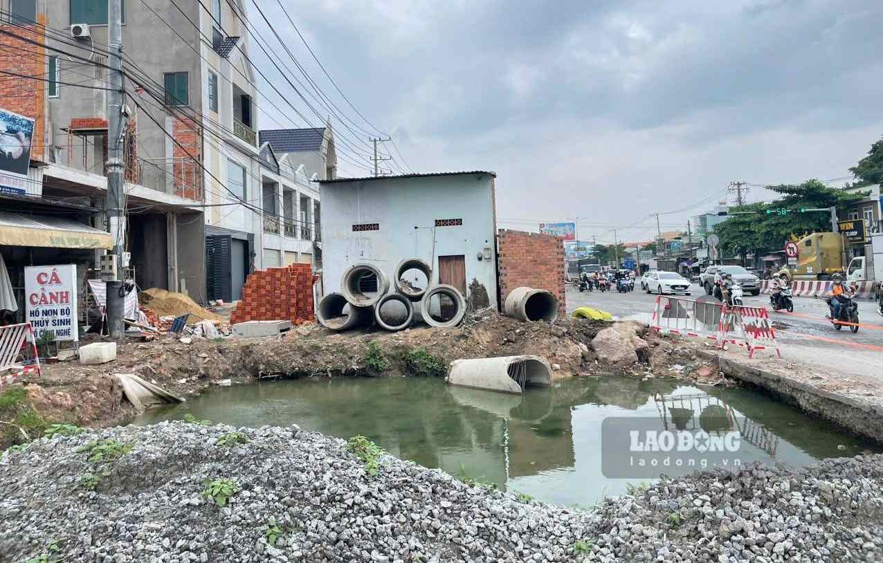 Đơn vị thi công phải chờ mặt bằng. Ảnh: Đình Trọng
