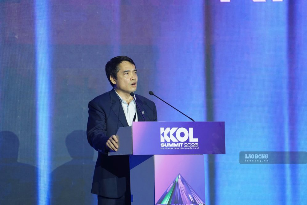 Mr. Nguyen Tat Hong Duong - Deputy Chief of Office of the National Cyber Security Association speaking at KOL Summit 2026. Photo: Nguyen Dang