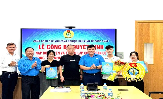 Công đoàn các KCN, KKT Đồng Tháp tổ chức lễ công bố quyết định kết nạp đoàn viên và thành lập CĐCS. Ảnh: Công đoàn các KCN, KKT Đồng Tháp