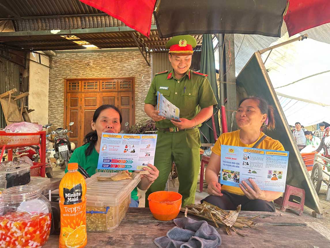 Hơn 100 tờ rơi cảnh báo lừa đảo được phát đến người dân tại chợ phiên. Ảnh: Công an tỉnh Cao Bằng
