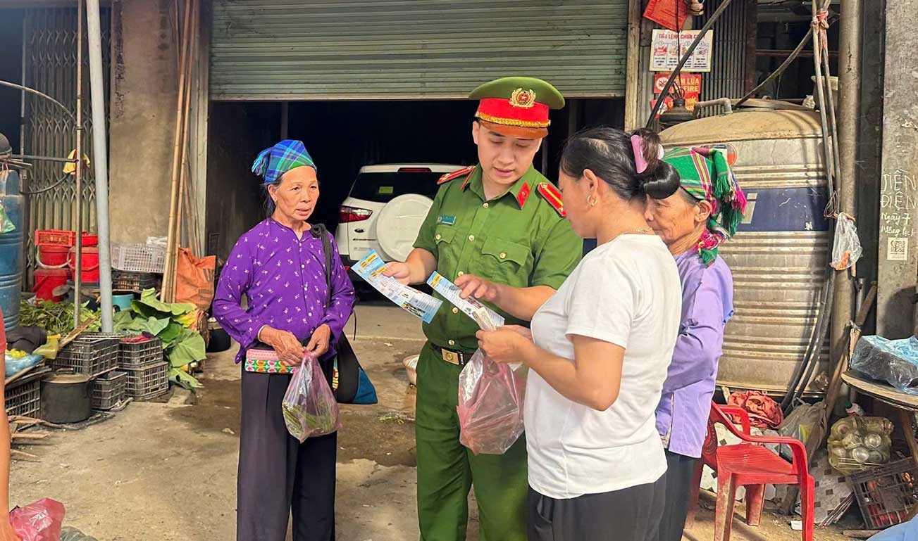 Hơn 100 tờ rơi cảnh báo lừa đảo được phát đến người dân tại chợ phiên. Ảnh: Công an tỉnh Cao Bằng