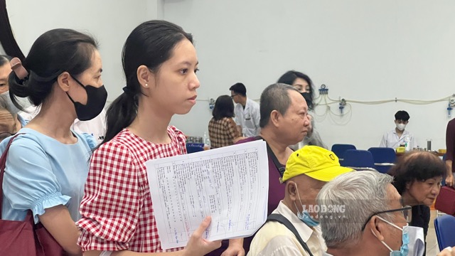 Free health check-ups: Employees in enterprises only participate in about 10%. Photo: Nguyen Ly