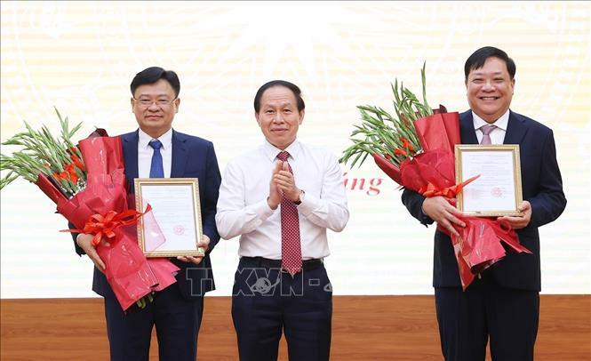 El Viceprimer Ministro Lê Tiến Châu (centro) entrega las decisiones y felicita al Sr. Phạm Thành Ngại (derecha) y a Nguyễn Thanh Tuấn por ser nombrados Subinspectores Generales del Gobierno. Foto: Văn Điệp/TTXVN