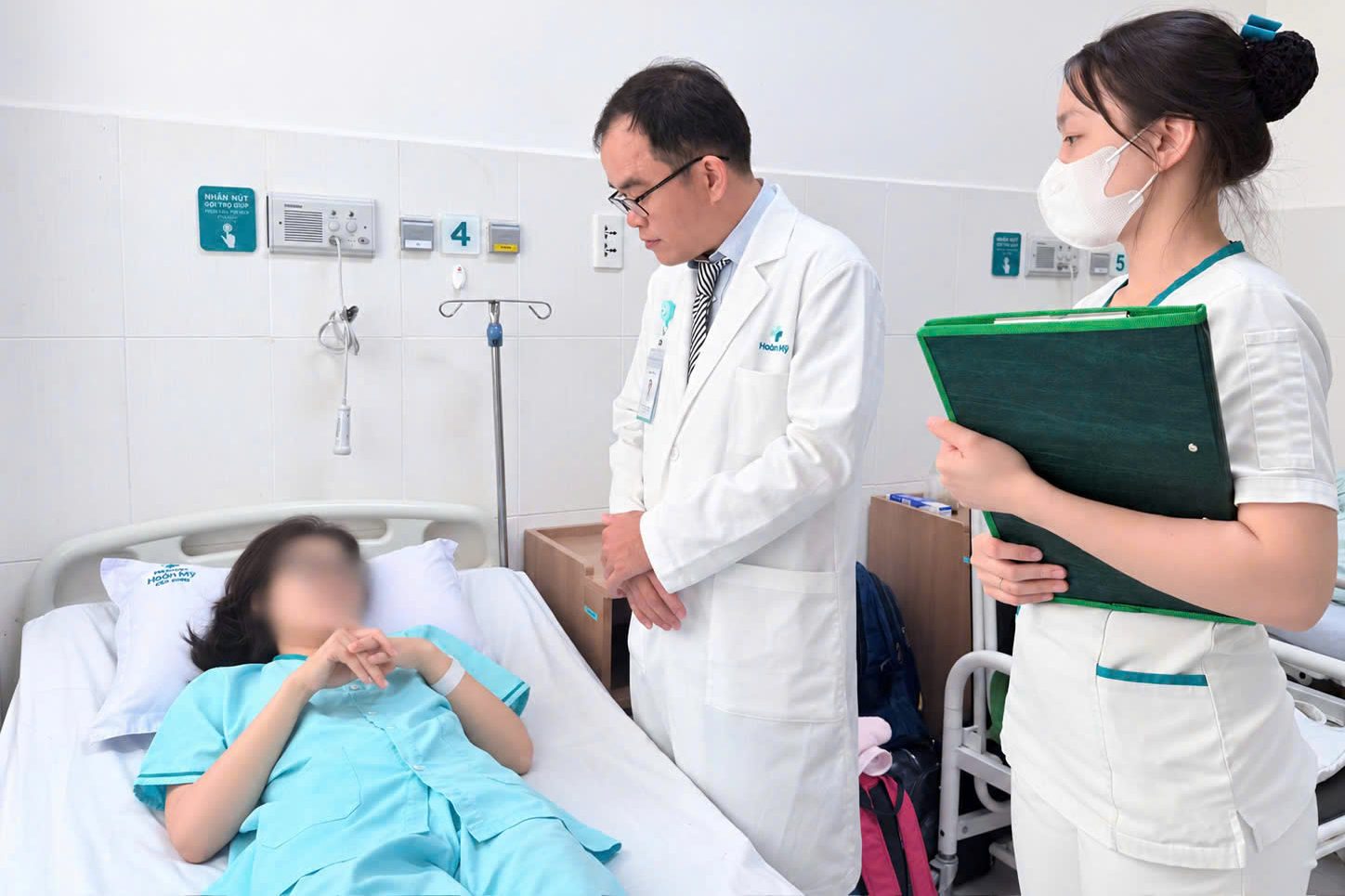 Bác sĩ thăm khám bệnh nhân. Ảnh: Bệnh viện cung cấp