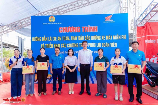 Đoàn viên Công ty Sakurai Việt Nam được hướng dẫn lái xe an toàn, thay dầu miễn phí. Ảnh: Công đoàn Thanh Hóa