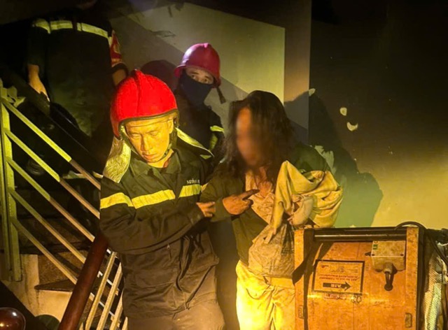Fire victims are taken to the hospital for emergency treatment. Photo: PC07