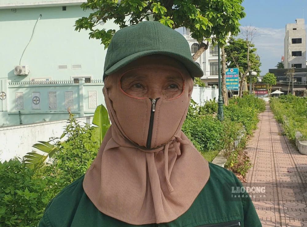 Bà Trần Thị Hương trước ca làm việc mỗi ngày. Ảnh: Quỳnh Chi