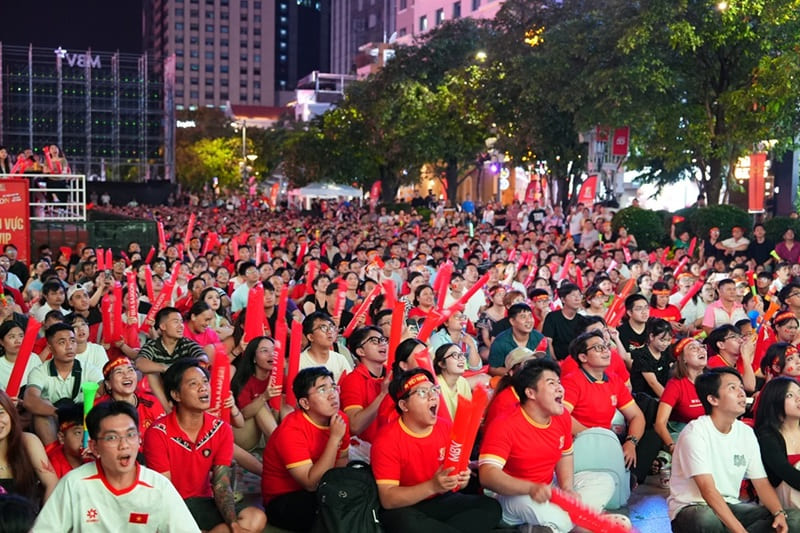 A large number of spectators gathered at the Saigon Beer organization area in Nguyen Hue pedestrian street, directly participating in the series of cheering activities for the match. Photo: Saigon Beer