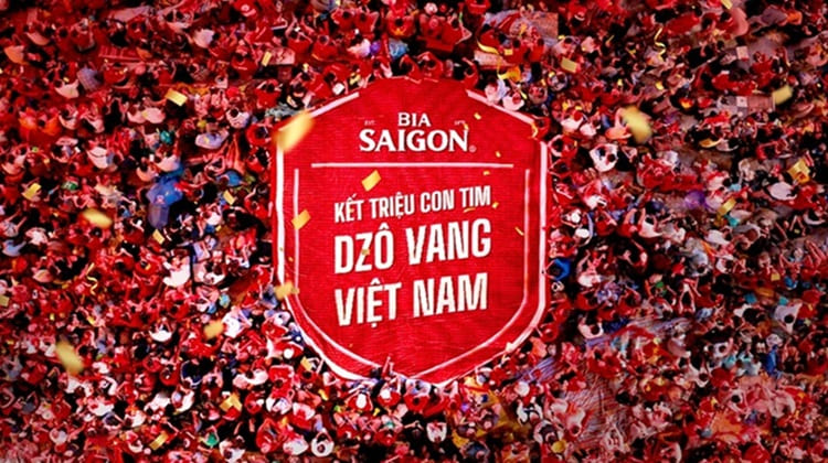 Hàng vạn lời chúc từ người hâm mộ đã kết thành tấm TIFO kỷ lục, tung bay giữa không gian ngập tràn sắc đỏ tự hào dân tộc. Ảnh: Bia Saigon